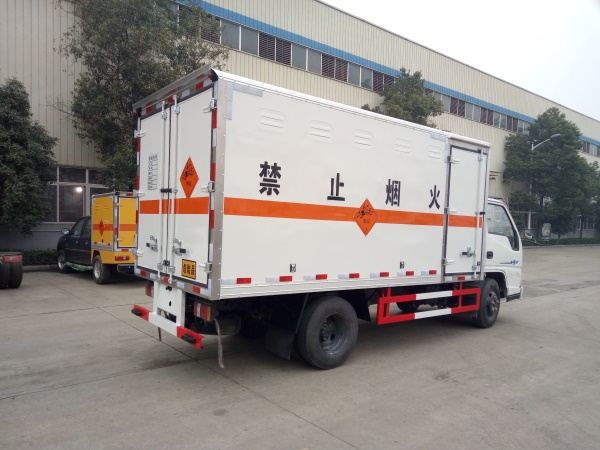 江鈴4.2米藍(lán)牌易燃液體廂式運輸車