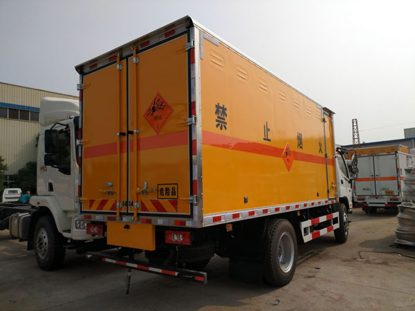 福田歐馬可6.9噸5米火工品運(yùn)輸車(chē)