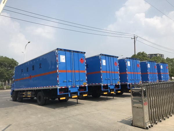 東風天錦8.6米易燃氣體廂式運輸車
