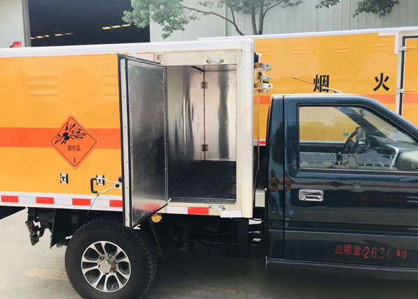 慶鈴五十鈴單排四驅(qū)皮卡炸藥運(yùn)輸車(chē)